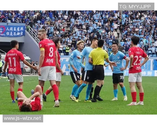 国安与鲁能比赛中争议视频引发热议球迷热议裁判判罚是否公正